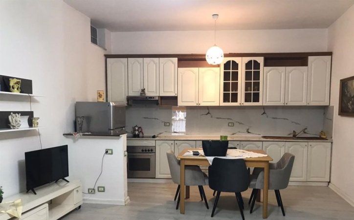 Tirane, jepet me qera apartament 1+1+Ballkon Kati 2, 75 m² 600 € (Rruga Bardhok Biba)