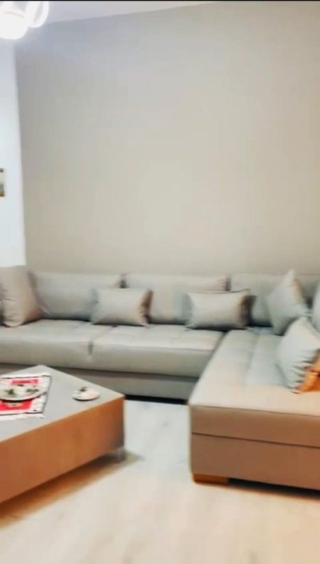 Tirane, jepet me qera apartament 1+1+Ballkon Kati 2, 75 m² 600 € (Rruga Bardhok Biba)