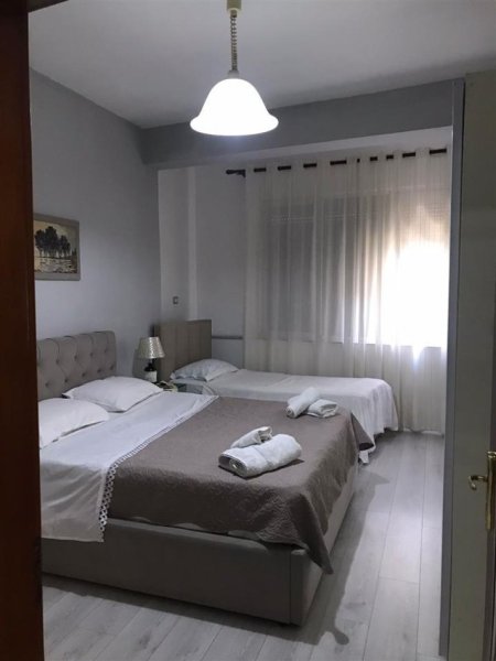 Tirane, jepet me qera apartament 1+1+Ballkon Kati 2, 75 m² 600 € (Rruga Bardhok Biba)