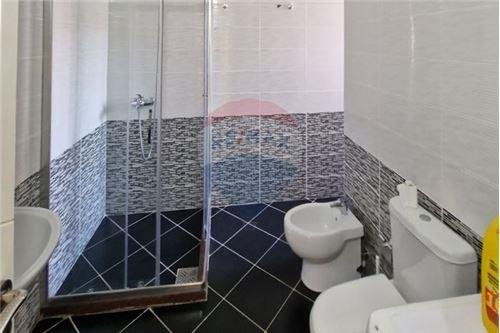 Vlore, jepet me qera apartament 2+1+Ballkon Kati 8, 107 m² 450 € (Pranë Kishës Ortodokse, Vlore)