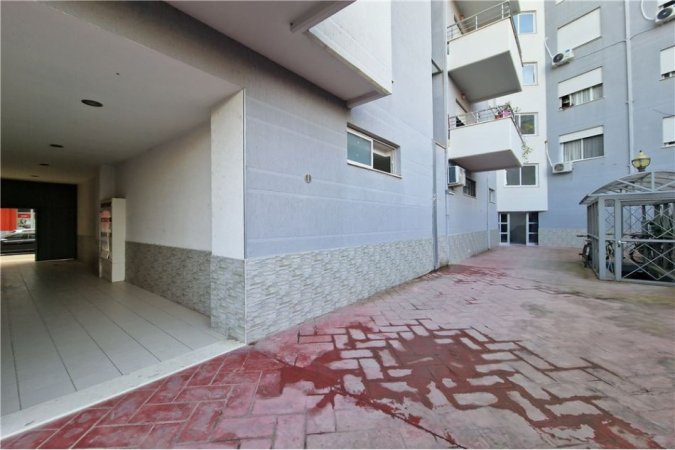 Vlore, jepet me qera apartament 2+1+Ballkon Kati 8, 107 m² 450 € (Pranë Kishës Ortodokse, Vlore)