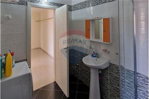 Vlore, jepet me qera apartament 2+1+Ballkon Kati 8, 107 m² 450 € (Pranë Kishës Ortodokse, Vlore)