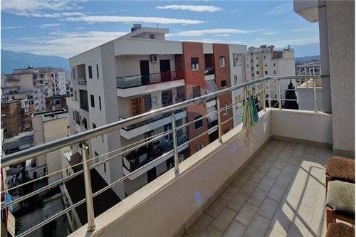Vlore, jepet me qera apartament 2+1+Ballkon Kati 8, 107 m² 450 € (Pranë Kishës Ortodokse, Vlore)