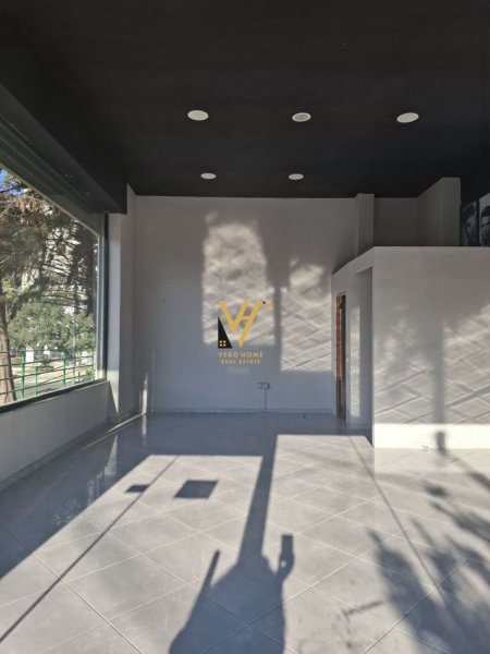 Tirane, jepet me qera dyqan Kati 0, 64 m² 700 € (YZBERISHT)