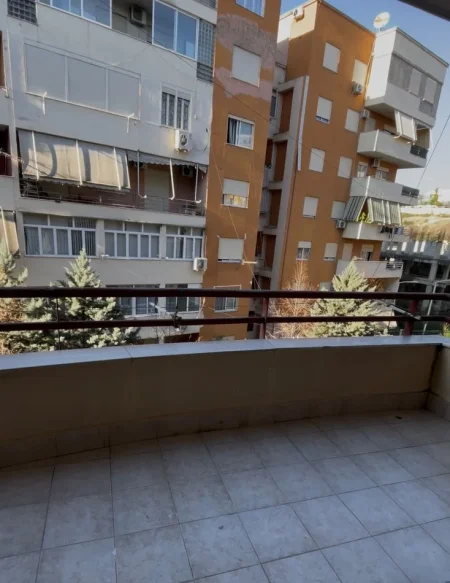 Tirane, shes apartament 2+1+Ballkon Kati 3, 75 m² 112.000 € (Fresk)