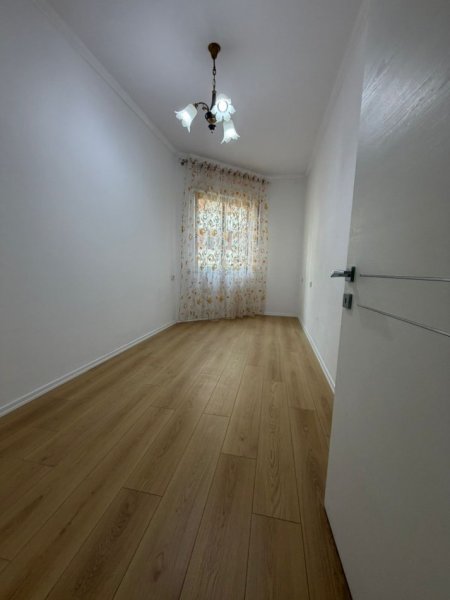 Tirane, shes apartament 2+1+Ballkon Kati 3, 75 m² 112.000 € (Fresk)