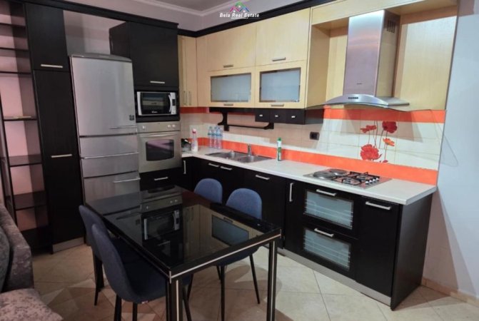 Tirane, jepet me qera apartament 2+1+Ballkon Kati 6, 106 m² 700 € (prane Shkolles Siri Kodra)