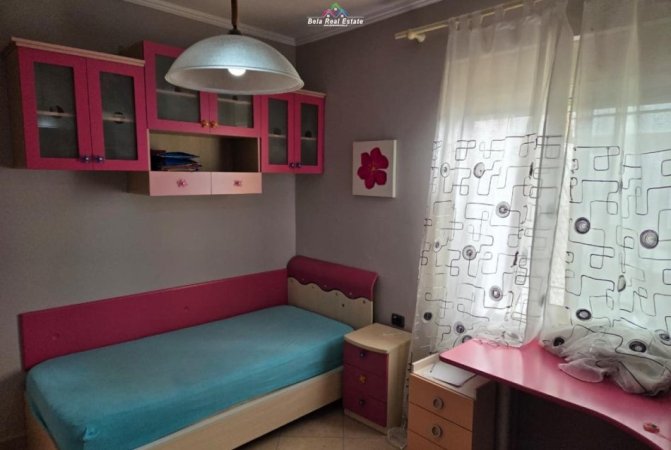 Tirane, jepet me qera apartament 2+1+Ballkon Kati 6, 106 m² 700 € (prane Shkolles Siri Kodra)