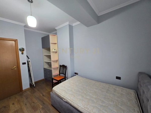 Tirane, jepet me qera apartament 2+1+Ballkon Kati 8, 120 m² 850 € 