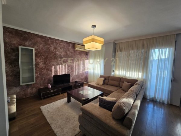 Tirane, jepet me qera apartament 2+1+Ballkon Kati 8, 120 m² 850 € 