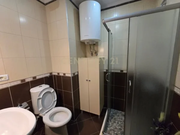 Tirane, jepet me qera apartament 2+1+Ballkon Kati 8, 120 m² 850 € 