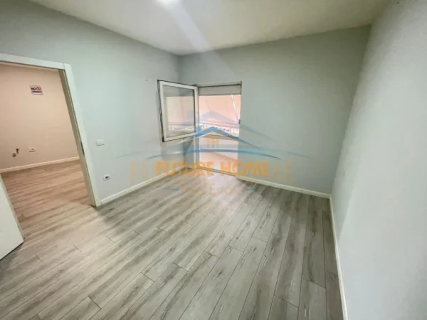 Tirane, jepet me qera ambjent biznesi Kati 0, 70 m² 600 €