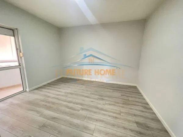 Tirane, jepet me qera ambjent biznesi Kati 0, 70 m² 600 €