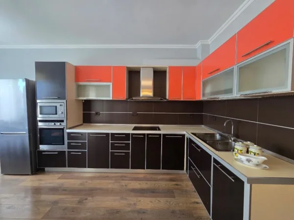 Tirane, jepet me qira apartament 2+1, Kati 8, 100 m² 800 € (Vila Gold, Rruga e Dibres)