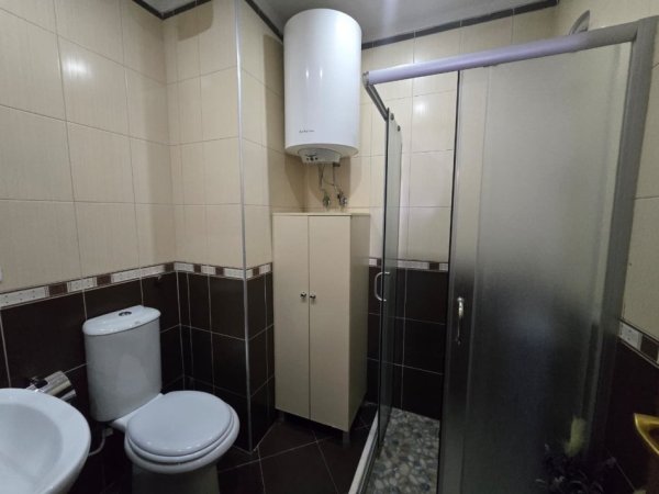 Tirane, jepet me qera apartament 1+1+Aneks+Ballkon Kati 8, 100 m² 800 € (Vila Gold, Rruga e Dibres)