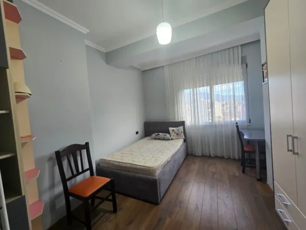 Tirane, jepet me qira apartament 2+1, Kati 8, 100 m² 800 € (Vila Gold, Rruga e Dibres)
