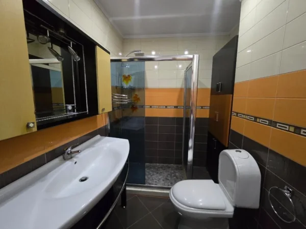 Tirane, jepet me qira apartament 2+1, Kati 8, 100 m² 800 € (Vila Gold, Rruga e Dibres)