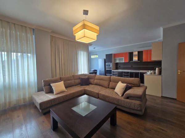 Tirane, jepet me qera apartament 1+1+Aneks+Ballkon Kati 8, 100 m² 800 € (Vila Gold, Rruga e Dibres)