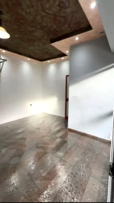 Jepet me Qera Ambient Biznesi tek Komuna e Parisit,   400 €URO