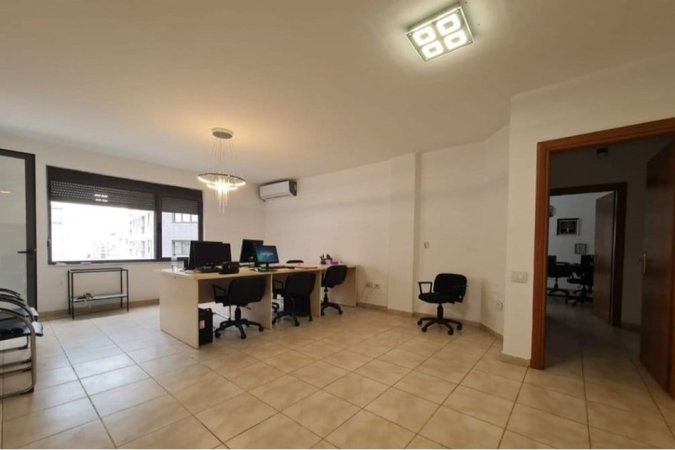 ambient per zyra, rrruga e barrikadave