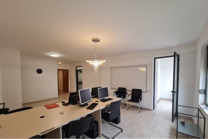 ambient per zyra, rrruga e barrikadave