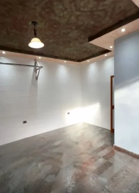 Jepet me Qera Ambient Biznesi tek Komuna e Parisit,   400 €URO