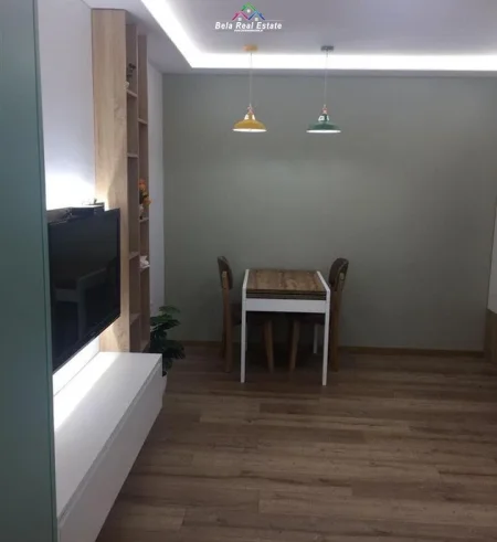 Tirane, jepet me qera apartament 1+1+Ballkon Kati 3, 60 m² 600 € (prane Kristal Center)