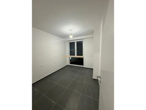 Tirane, jepet me qera apartament 3+1 Kati 2, 108 m² 575 € 