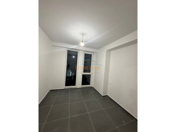 Tirane, jepet me qera apartament 3+1 Kati 2, 108 m² 575 € 