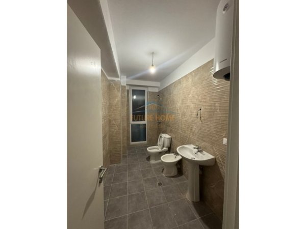 Tirane, jepet me qera apartament 3+1 Kati 2, 108 m² 575 € 