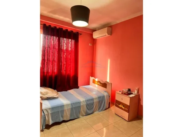 Tirane, jepet me qera apartament 2+1 Kati 8, 97 m² 450 € (UNAZA E RE)