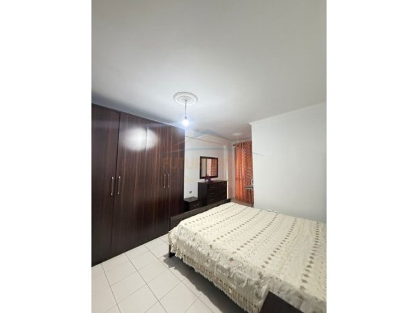Tirane, jepet me qera apartament 2+1+Ballkon Kati 2, 160 m² 550 € (YZBERISHT)