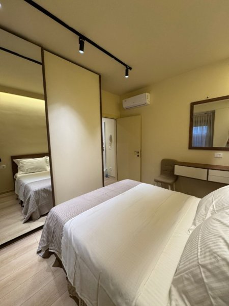 Tirane, jepet me qera apartament 1+1+Aneks+Ballkon , 750 € (rruga fortuzi)