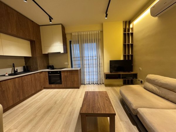Tirane, jepet me qera apartament 1+1+Aneks+Ballkon , 750 € (ish stacioni i trenit)
