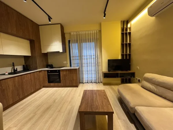 Tirane, jepet me qera apartament 1+1+Aneks+Ballkon , 750 € (ish stacioni i trenit)