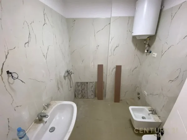 Tirane, jepet me qera apartament 1+1 Kati 4, 55 m² 450 € (Rruga Bardhyl)