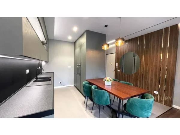 Tirane, jepet me qera apartament 3+1 Kati 5, 160 m² 2.000 € (Rruga e Kavajes)