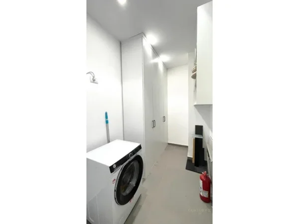 Tirane, jepet me qera apartament 3+1 Kati 5, 160 m² 2.000 € (Rruga e Kavajes)