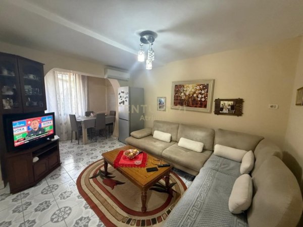 Tirane, jepet me qera apartament 2+1 Kati 2, 72 m² 500 € (Brryli)