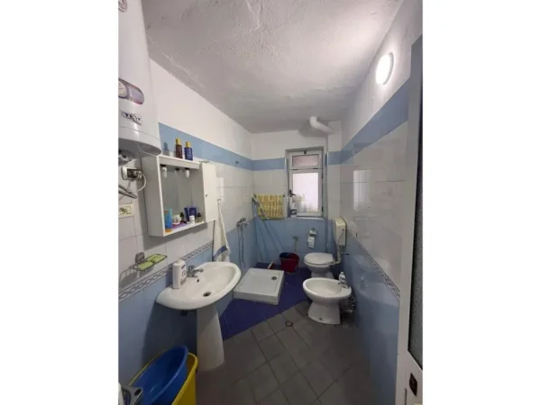 Tirane, jepet me qera apartament 2+1 Kati 2, 72 m² 500 € (Brryli)