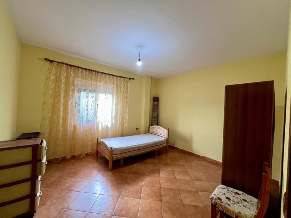 Tirane, jepet me qera apartament 2+1+Ballkon Kati 2, 85 m² 350 € (Rruga Pjeter Budi)