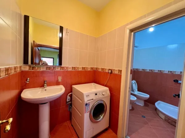 Tirane, jepet me qera apartament 2+1+Ballkon Kati 2, 85 m² 350 € (Rruga Pjeter Budi)