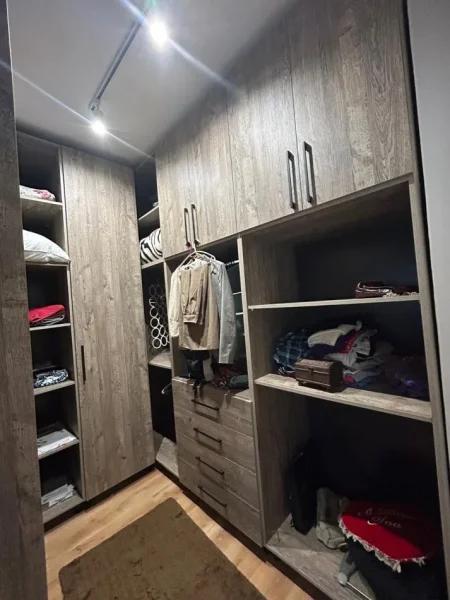 Tirane, jepet me qera apartament 1+1 , 