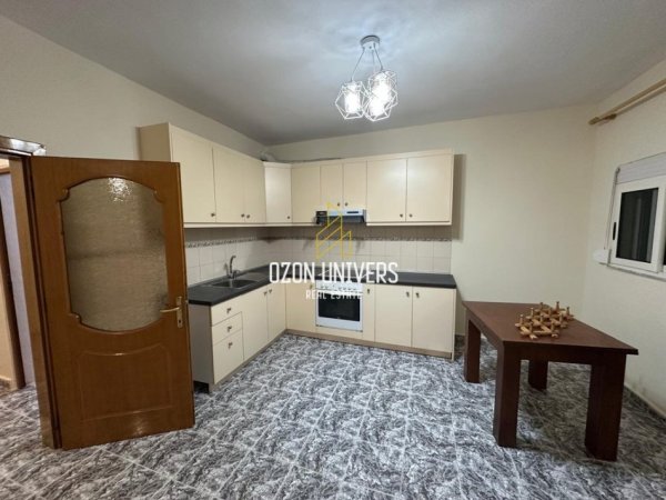 Tirane, jepet me qera apartament 3+1+Ballkon Kati 3, 120 m² 700 € (komuna e parisit)