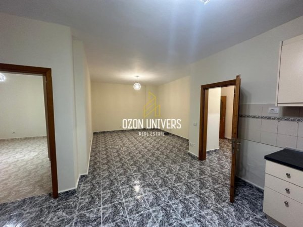 Tirane, jepet me qera apartament 3+1+Ballkon Kati 3, 120 m² 700 € (komuna e parisit)