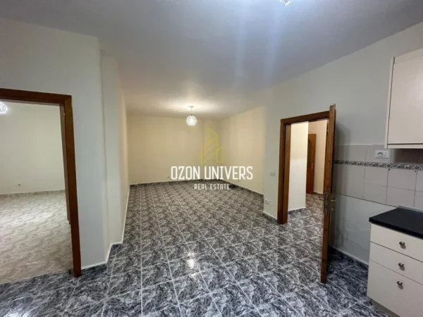 Tirane, jepet me qera apartament 3+1+Ballkon Kati 3, 120 m² 600 € (komuna e parisit)