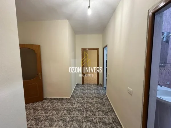 Tirane, jepet me qera apartament 3+1+Ballkon Kati 3, 120 m² 600 € (komuna e parisit)
