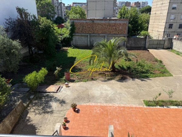 Tirane, jepet me qera Vile 3 Katshe Kati 3, 1.500 m² 2.000 € (KINOSTUDIO)