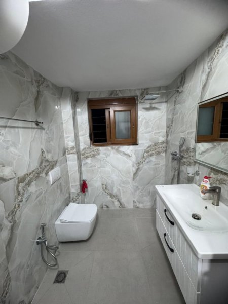 Tirane, jepet me qera apartament 2+1+Ballkon Kati 1, 68 m² 700 € (Vasil Shanto)