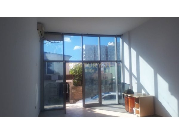 Tirane, shitet ambjent biznesi Kati 0, 42 m² 126.000 € (Laprake)